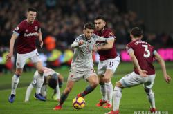 开云体育平台APP-豪强对抗，足球场景再现激烈的对决