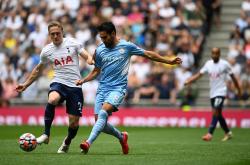 开云体育下载-富勒姆主场惨败西汉姆联，三连败陷泥潭