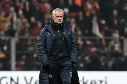 开云体育app-热刺遭逢主场惨败，穆里尼奥面临压力重重