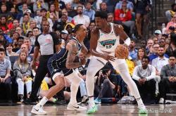 开云官网-爵士客场不敌灰熊，米切尔三分线上发力