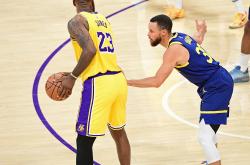 开云APP-关于湖人险胜爵士，詹姆斯完美发挥砍下31分的信息