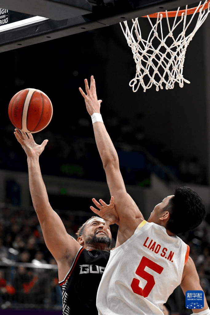 广西男篮在比赛中展现出强大力量，成功击败对手的简单介绍