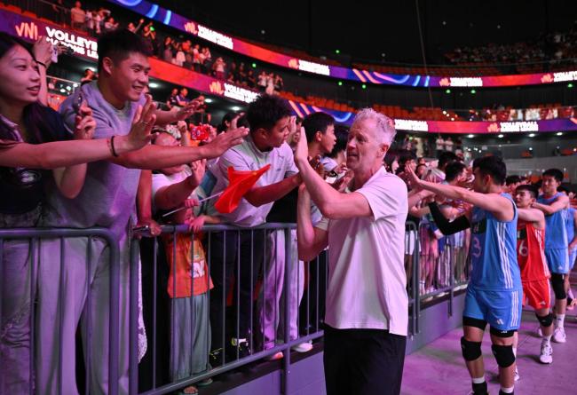 中国女队士气高昂，迈向胜利之路