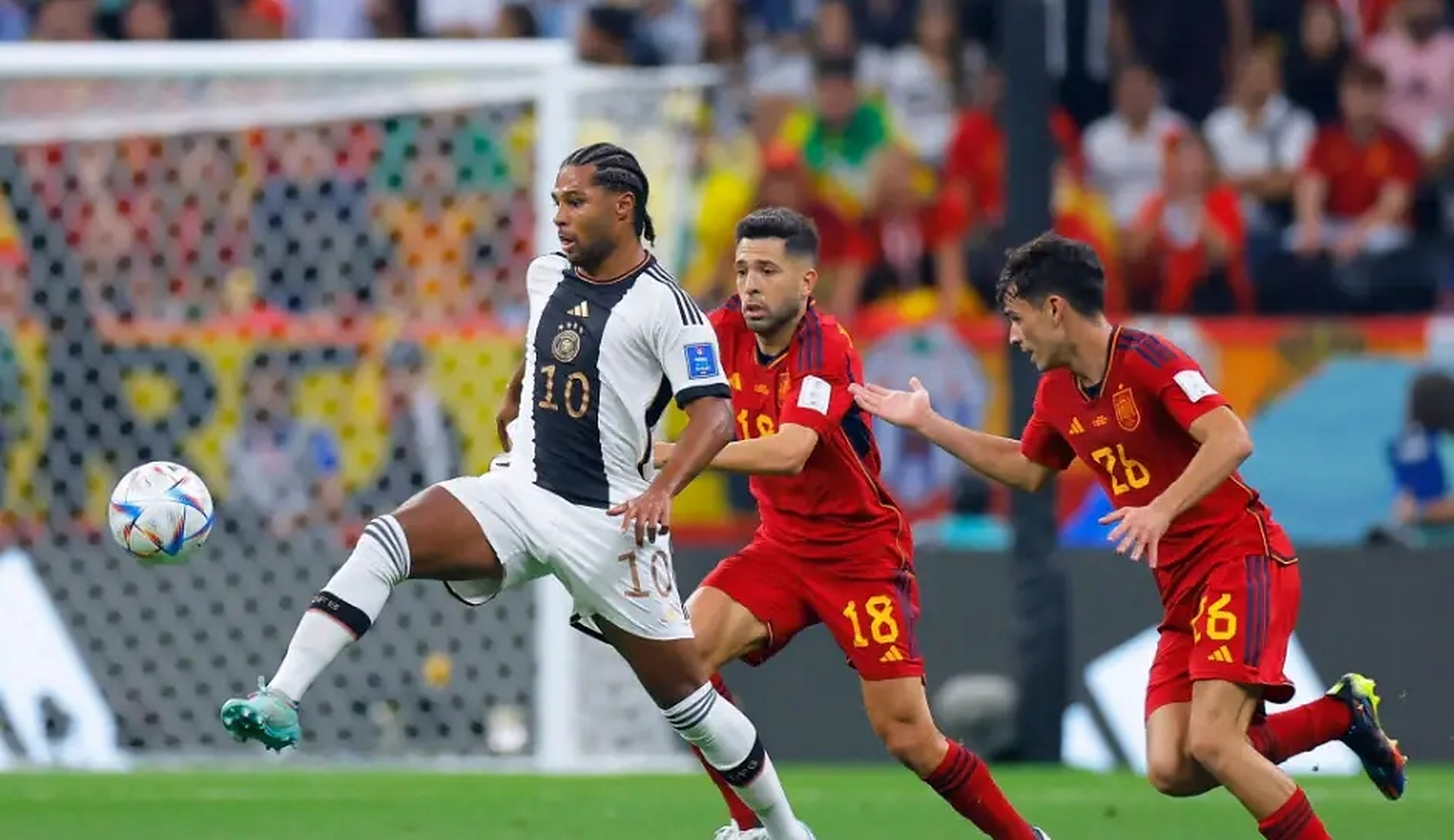 关于意大利客场逼平西班牙，小组出线形势良好的信息