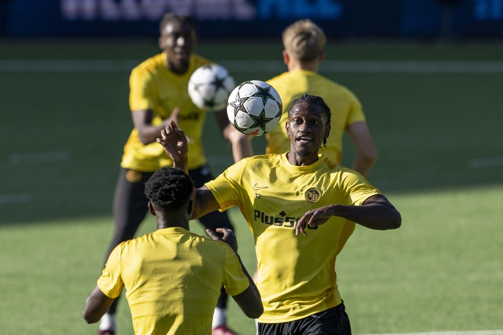 包含斯图加特足球队展现出色阵容，取得胜利的词条