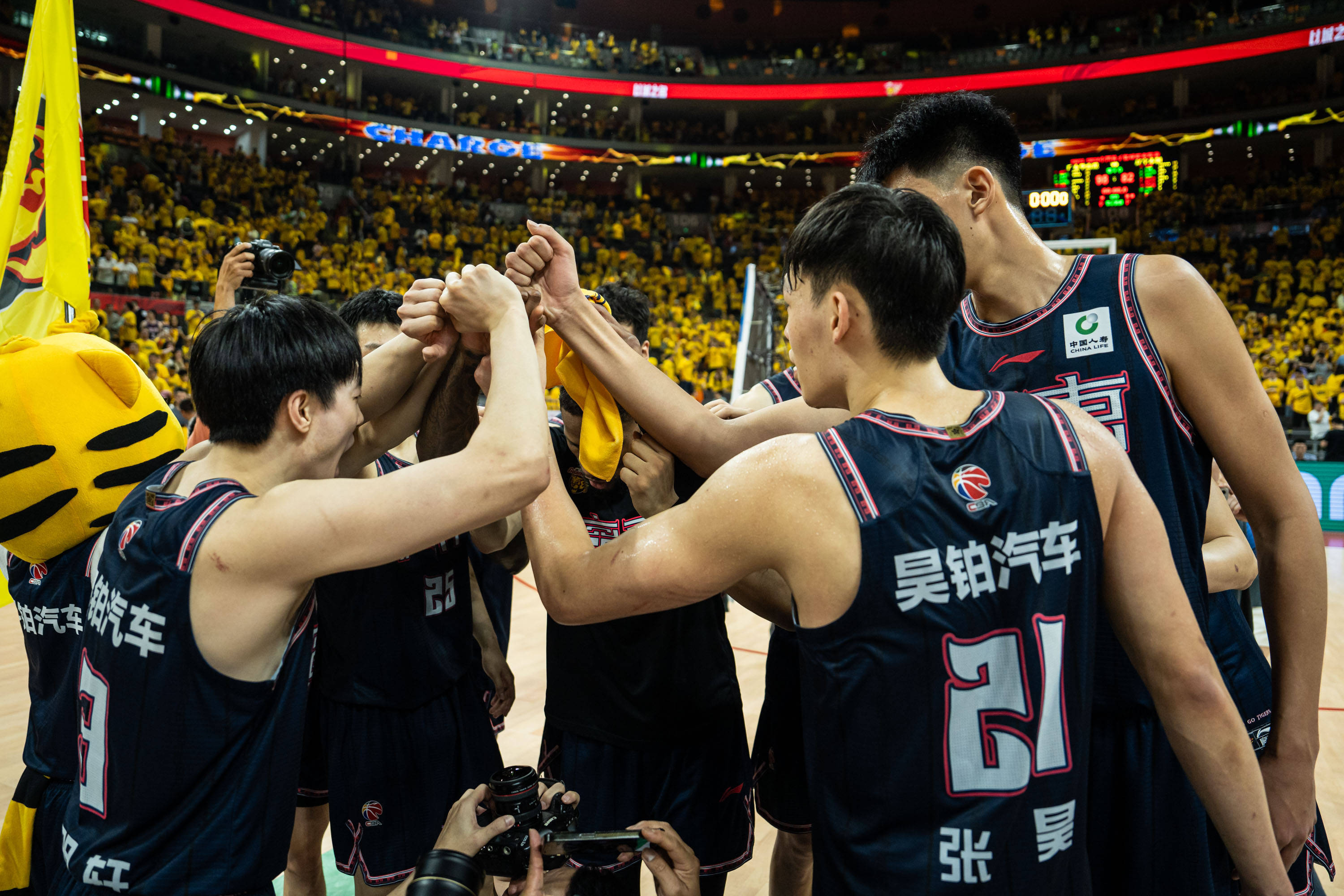 联赛战况激烈,各队争夺季后赛资格 联赛战况激烈,各队争夺季后赛资格