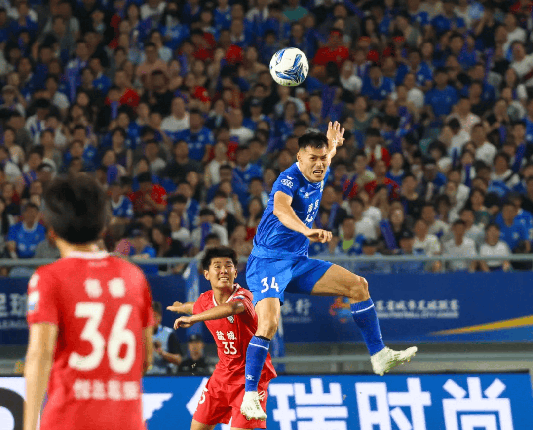 激烈对决现场全力以赴，球员激情拼搏