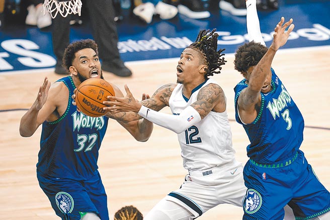 包含灰狼队球员集体发挥,击败对手取得胜利的词条 包含灰狼队球员集体发挥,击败对手取得胜利的词条