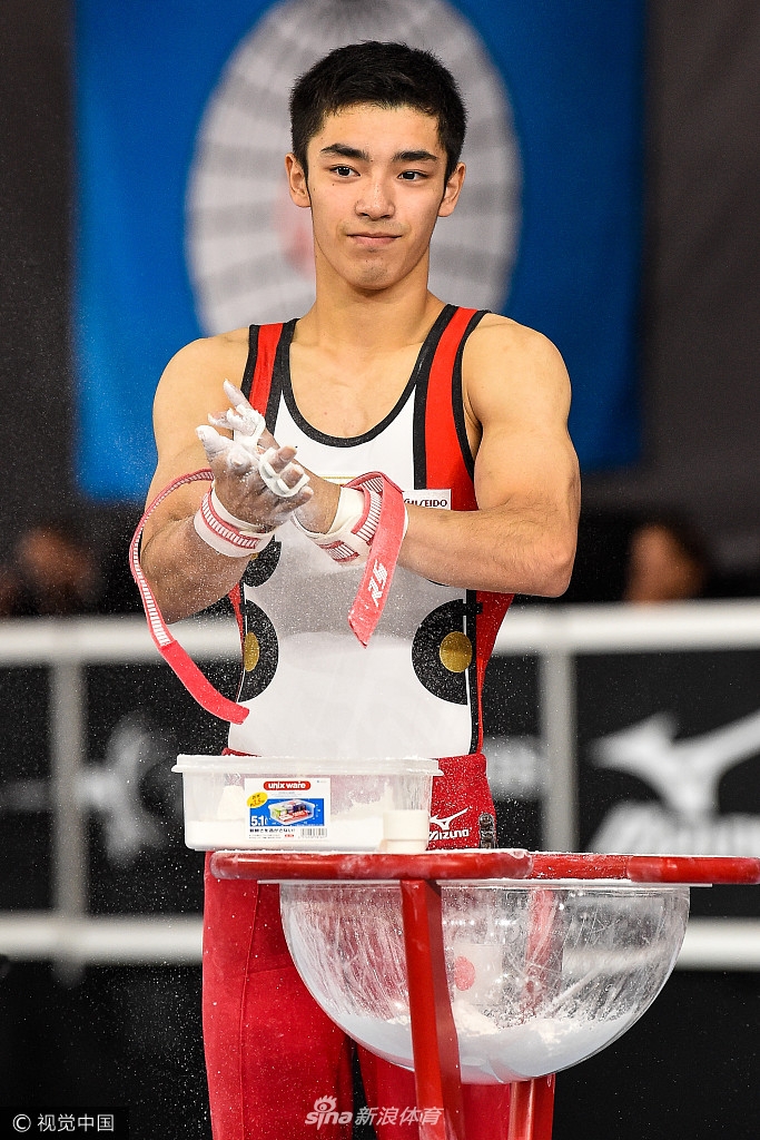 西班牙体操选手获得亚军,喜极而泣 西班牙体操选手获得亚军,喜极而泣