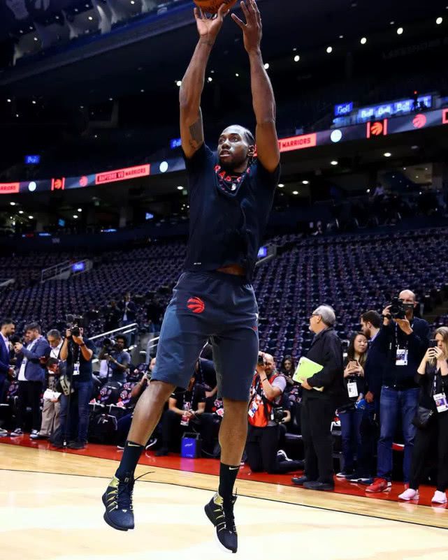 上届冠军猛龙首战告捷