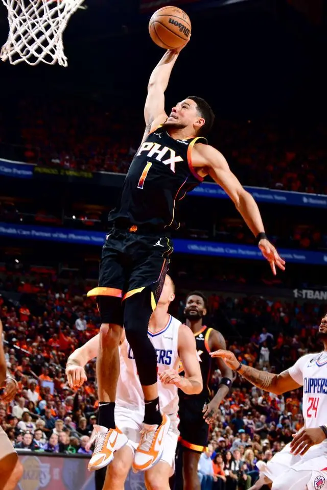 江苏队险胜76人，布克点燃赛场