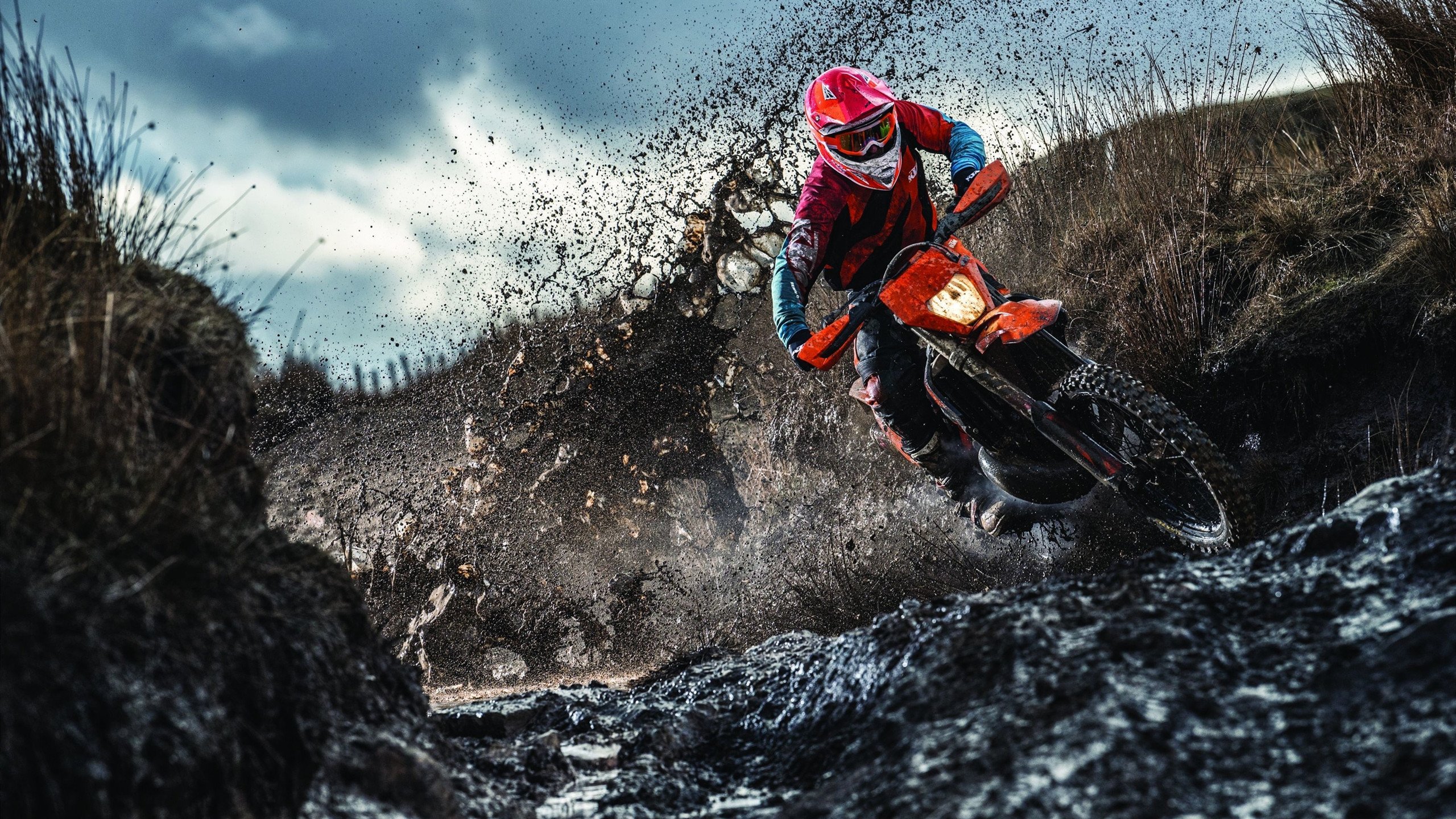 当悬念在哨响前死去，又在补时中复活，足球的两种裁决